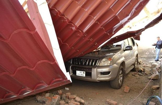 Güclü külək Daşkəsəndə 80-dən artıq binanın dam örtüyünü uçurub – FOTO