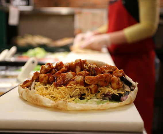 Restoran əməkdaşı müştərinin önündə yeməyin içinə tüpürdü – VİDEO