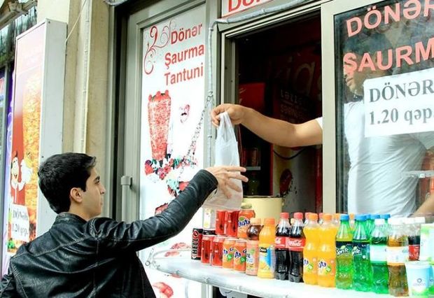 Ticarət obyektlərinin adını bildirən lövhələrə dair yeni tələb müəyyənləşib