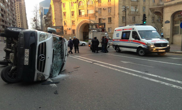 Bakıda sərnişin mikroavtobusu aşdı — 3 yaralı