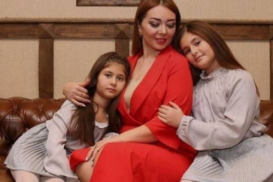Azərbaycanlı teleaparıcıya qarşı kampaniya başladıldı: “İnsanlara pis nümunə olur”