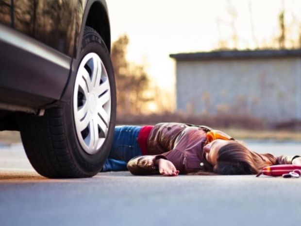 Suraxanıda maşın qadını vurub