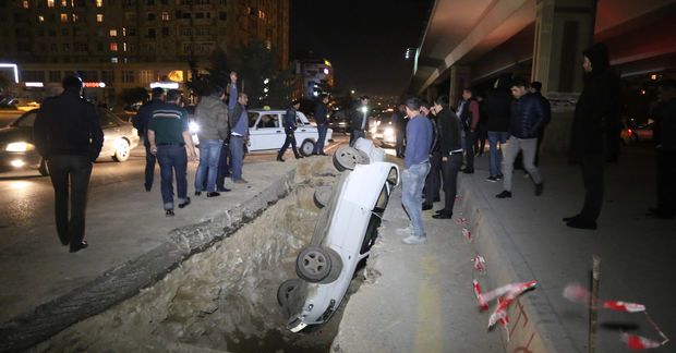 Bakıda avtomobil quyuya düşüb – FOTO + VİDEO