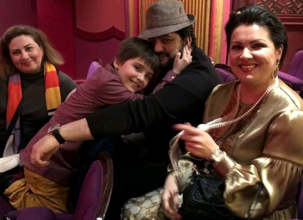 Azərbaycanlı opera ifaçısını ailəsi ilə birgə teatrdan qovdular