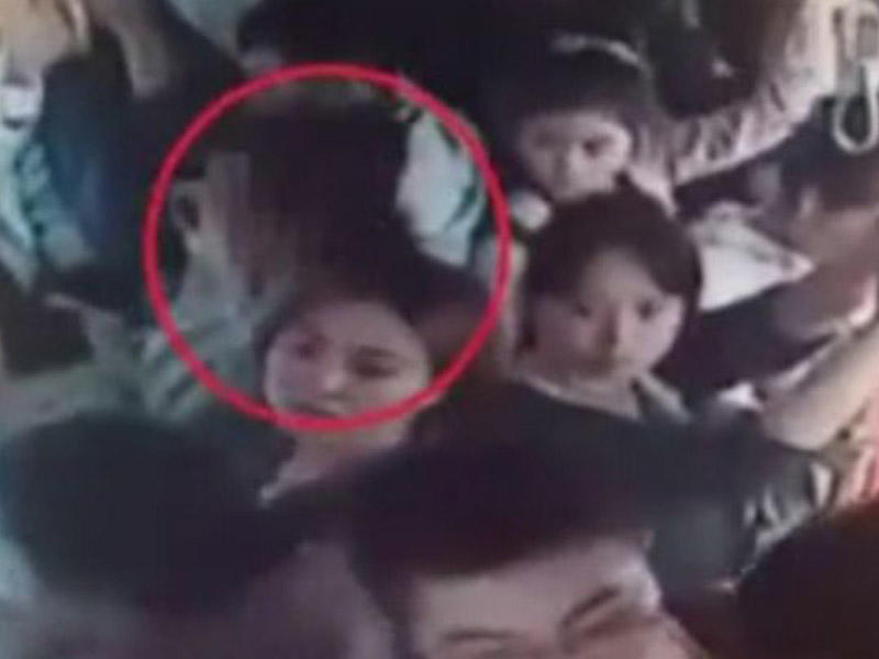 Sərnişin məktəbli qızın ayaqlarına toxundu, sürücü avtobusu bölməyə sürdü - VİDEO