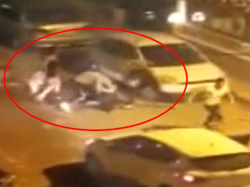 Translar gecə yarısı yoldan keçən 3 nəfərə hücum etdilər: dava kameraya düşdü - VİDEO