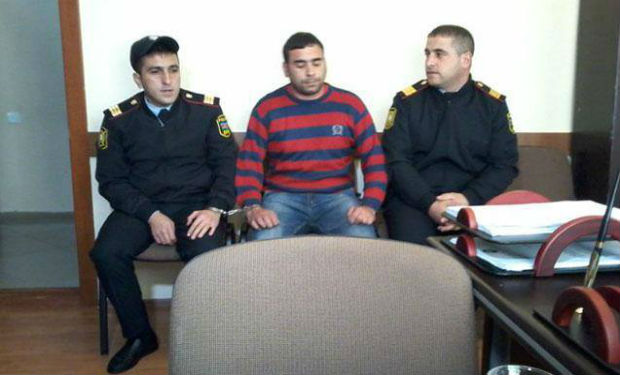 Çılpaq şəkillərini internetdə yaymaqla qadını hədələyən şəxsin məhkəməsi