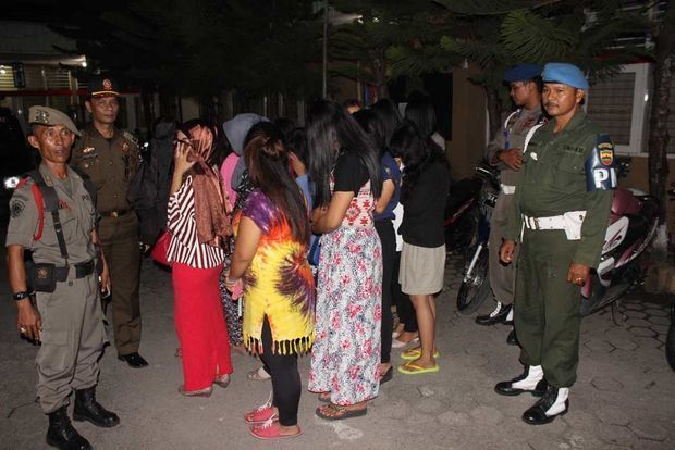 Çinlilər Pakistanda fahişələrə görə üsyan etdilər - VİDEO