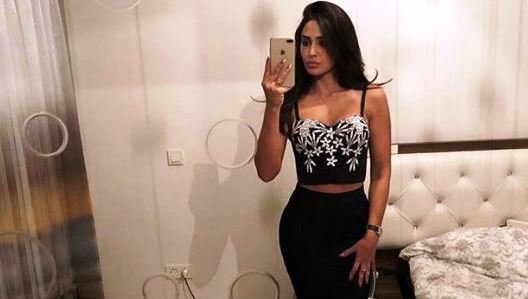 Aktrisa Pərvin foto paylaşdı, corabları məsxərəyə qoydular
