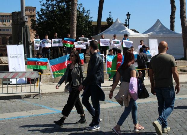 Azərbaycanlı gənclər Sarkisyanın İtaliyaya səfərinə etiraz etdilər