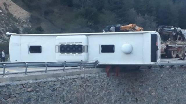 Sərnişin avtobusu aşdı - Ölən və yaralılar var