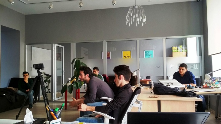 “AppLab” proqramının iştirakçıları gənc developerin uğur hekayəsini dinləyib