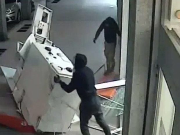 Paytaxtda bankomatı laqonda ilə kəsib 174 min manat apardılar