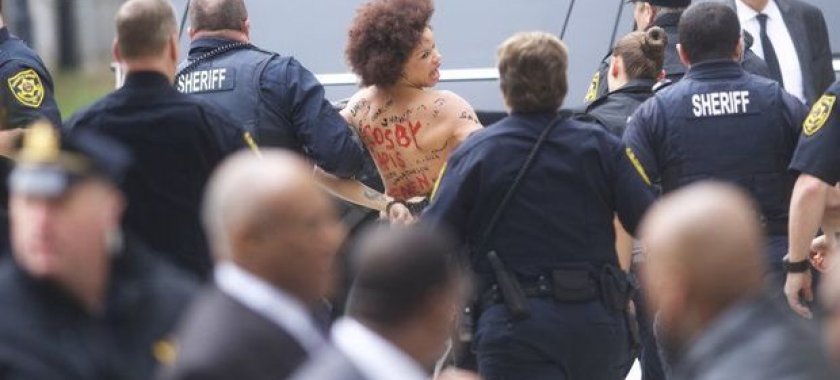 Çılpaq aktrisa Bil Kosbinin üzərinə atıldı – VİDEO