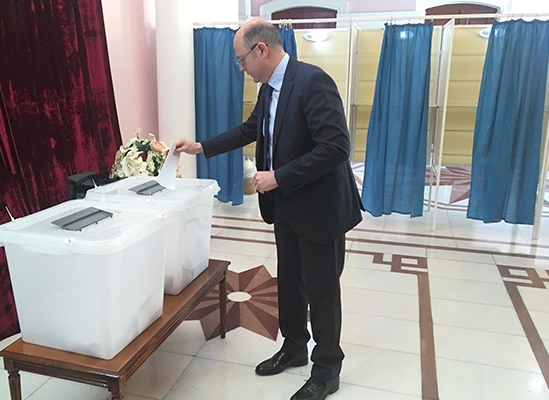 Daha bir nazir səs verdi