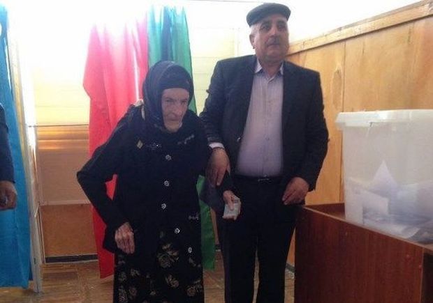 Üç əsrin şahidi olan seçici səs verdi - FOTO