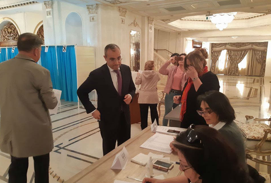 Mikayıl Cabbarov səs verdi