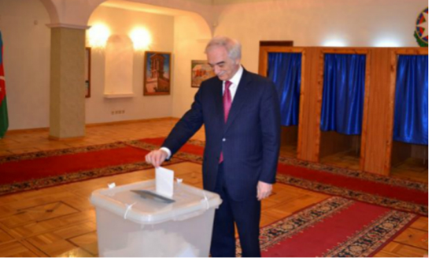 Polad Bülbüloğlu səsvermədə iştirak etdi