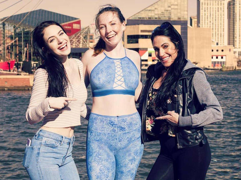 Qadın küçədə yoqayla məşğul oldu - kimsə çılpaq olduğunu hiss etmədi - VİDEO - FOTO