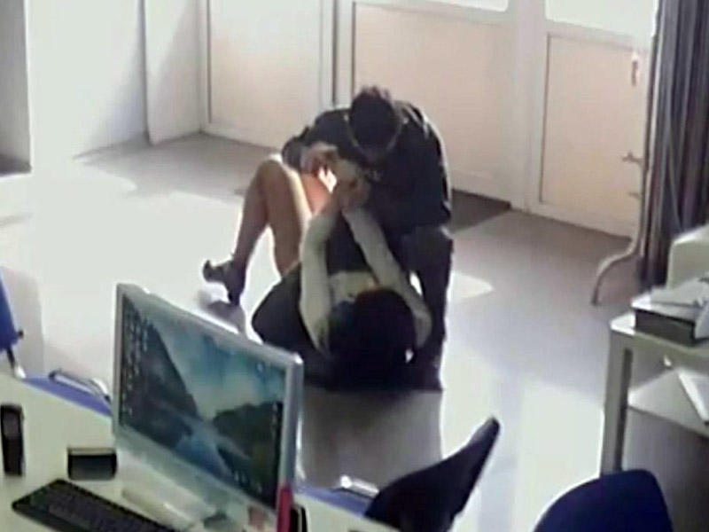 Kişi satıcı qadını zorlamaq istəyərkən kameraya düşdü - VİDEO