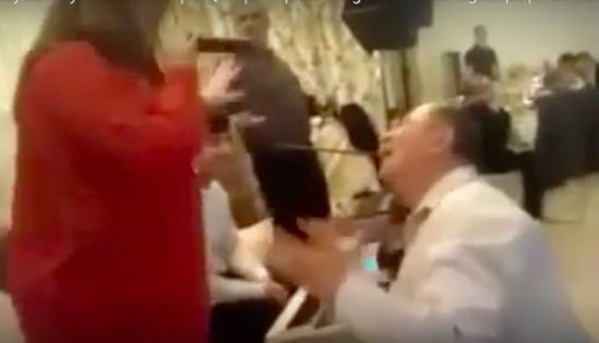 Azərbaycan toyunda biabırçılıq : Sərxoş kişilər qadın müğənniyə hücum etdilər – VİDEO