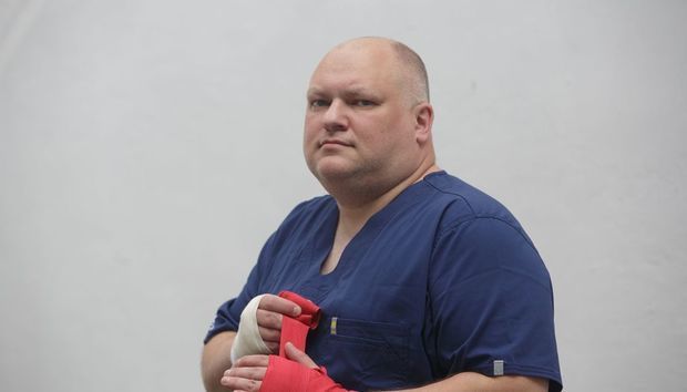 Rusiyalı deputat öz “iPad”ini tapdaladı - VİDEO