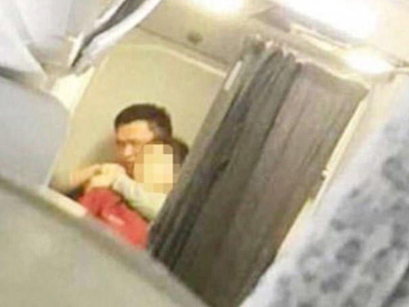 Təyyarədə şok: boğazına bıçaq dayayıb girov götürdü - FOTO