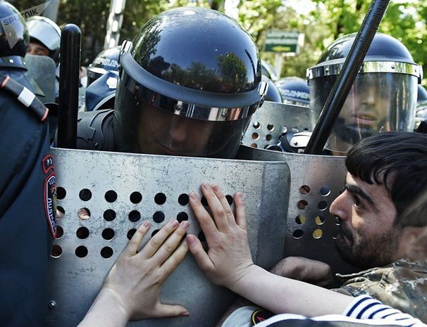 Yerevanda aksiyaların təşkilatçısının oğlu tutulub - YENİLƏNİB + VİDEO