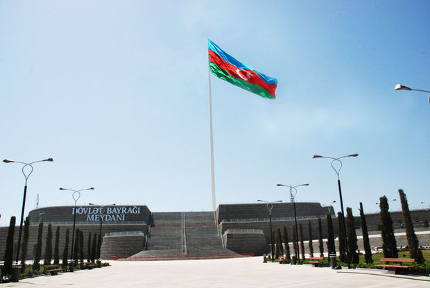 Bayraq Meydanında prezidentin şərəfinə yaylım atəşi açılıb