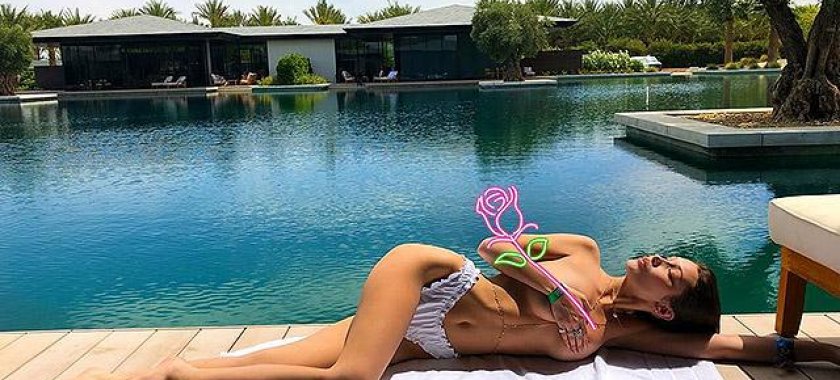 Bella çılpaq şəklini paylaşdı