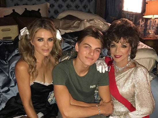 52 yaşlı aktrisadan oğlunu utandıracaq hərəkət - Dostlarının yanında 