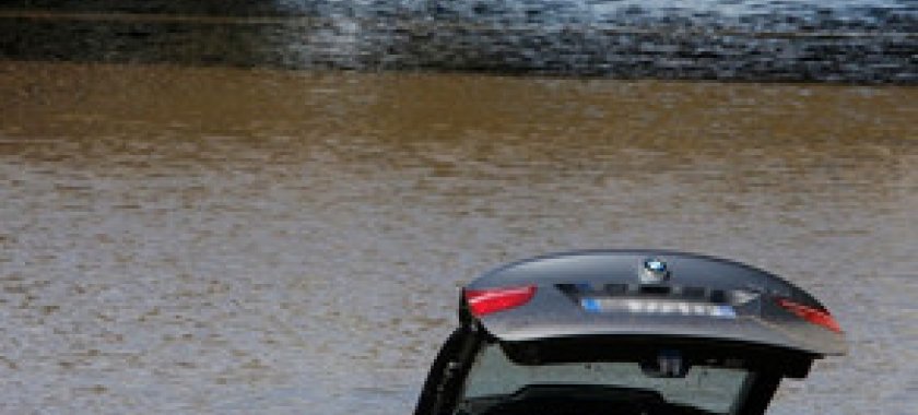 Yevlaxda toydan qayıdan sərxoş sürücü avtomobilini kanala aşırıb