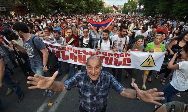 Ermənistanda etirazlar Gümrüyə çatdı