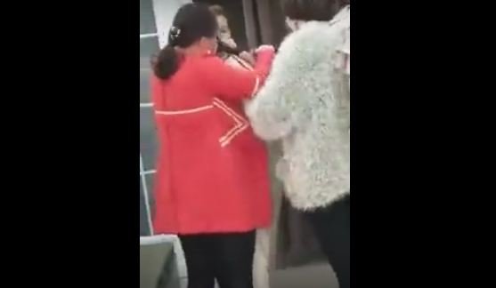 Ərinin sevgilisi döydü, soyundurdu və saçlarını kəsdi - VİDEO