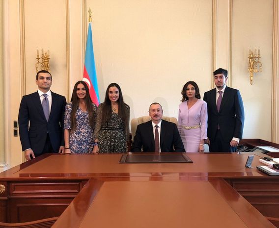 İlham Əliyev iş otağını göstərdi - FOTO