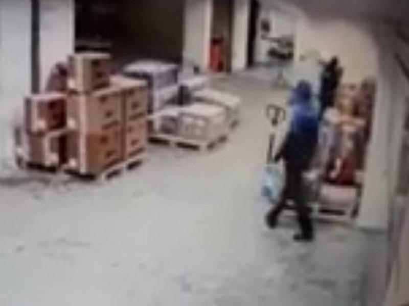 Aeroportda 1 milyon dollarlıq telefon oğurlandı - FOTO