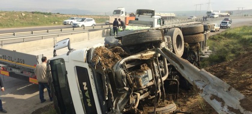 Azərbaycanda AĞIR QƏZA: Yük maşını aşdı - Hadisə yerindən FOTOLAR