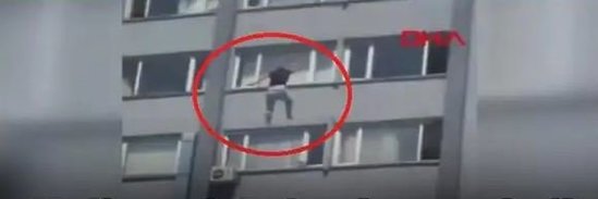Dəhşətli intihar! Kəlmeyi-şəhadəti deyib özünü aşağı atdı - VİDEO