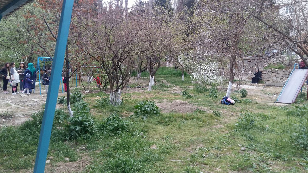 Xətai rayonunda “abadlaşdırılmış” bağdan bərbad mənzərə… Şəhidimizə hörmətsizlik – FOTOLAR