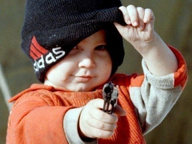 Üç yaşlı uşaq hamilə anasını güllələdi