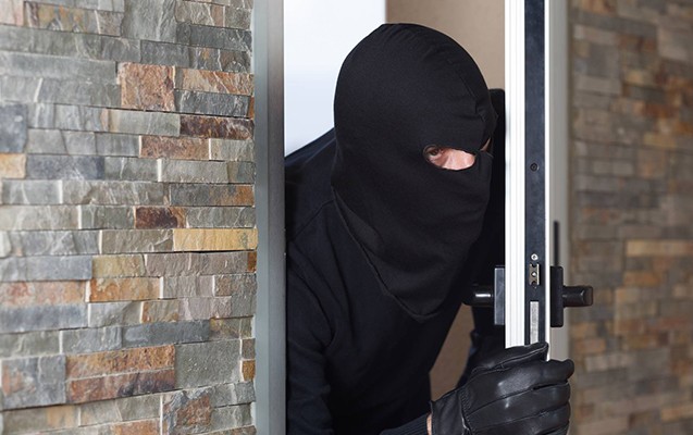 Bakıda evə maskalı şəxslər basqın ediblər