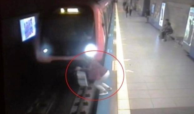 Qadın özünü qatarın altına atdı, başı bədənindən ayrıldı — Bakı metrosunda dəhşət + YENİLƏNİB