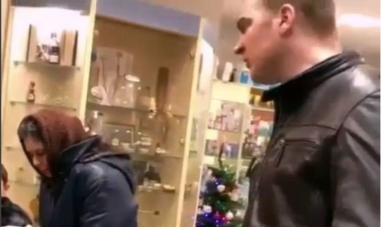 Aptekdə dəhşət: Gənc oğlan əlil qadını qaldırıb yerə çırpdı - VİDEO
