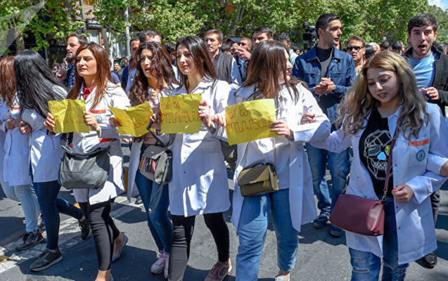Ermənistanda hərbçilər də etirazçılara qoşuldular - Canlı Yayım