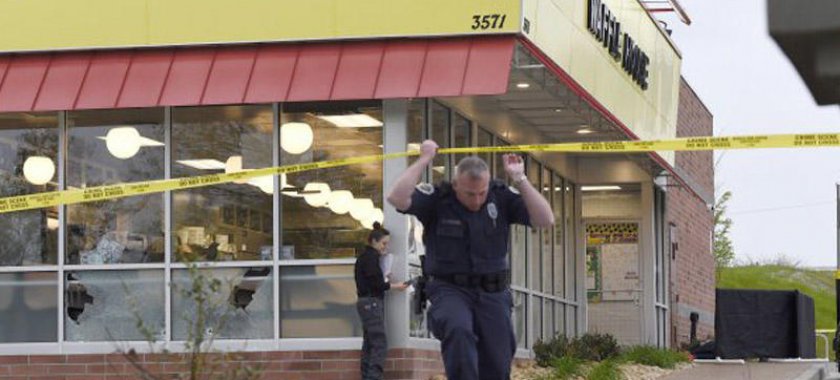 Çılpaq kişi kafeyə girib içəridəkiləri güllələdi: 3 ölü - FOTO