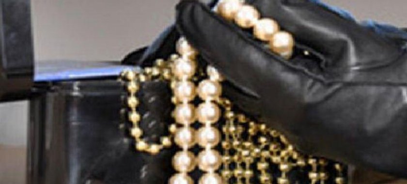 Həmkəndlisinin evindən 10 min manatlıq qızıl oğurladı