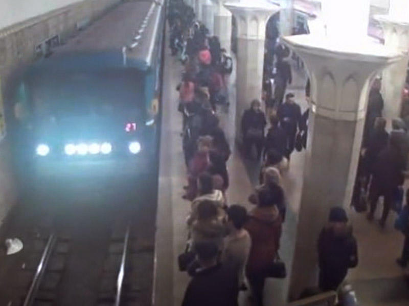 SON DƏQIQƏ: Bakı metrosu yenə qarışdı - Vaqonlar boşaldıldı