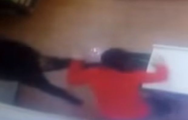 Şirvanda mağazaya basqın: Butulkanı qızın başında sındırdılar - VİDEO