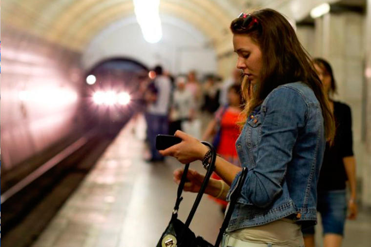 Qızın geyimi metroda sərnişinləri şoka saldı – FOTO