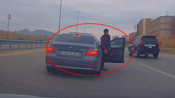 Bakının qoçu sürücüsü – Həm qayda pozur, həm də “trasda” təpik atır - VİDEO